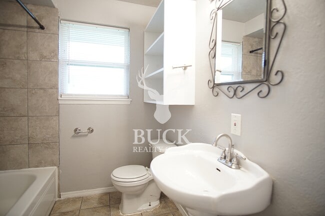 Building Photo - 2804 SW 82nd St