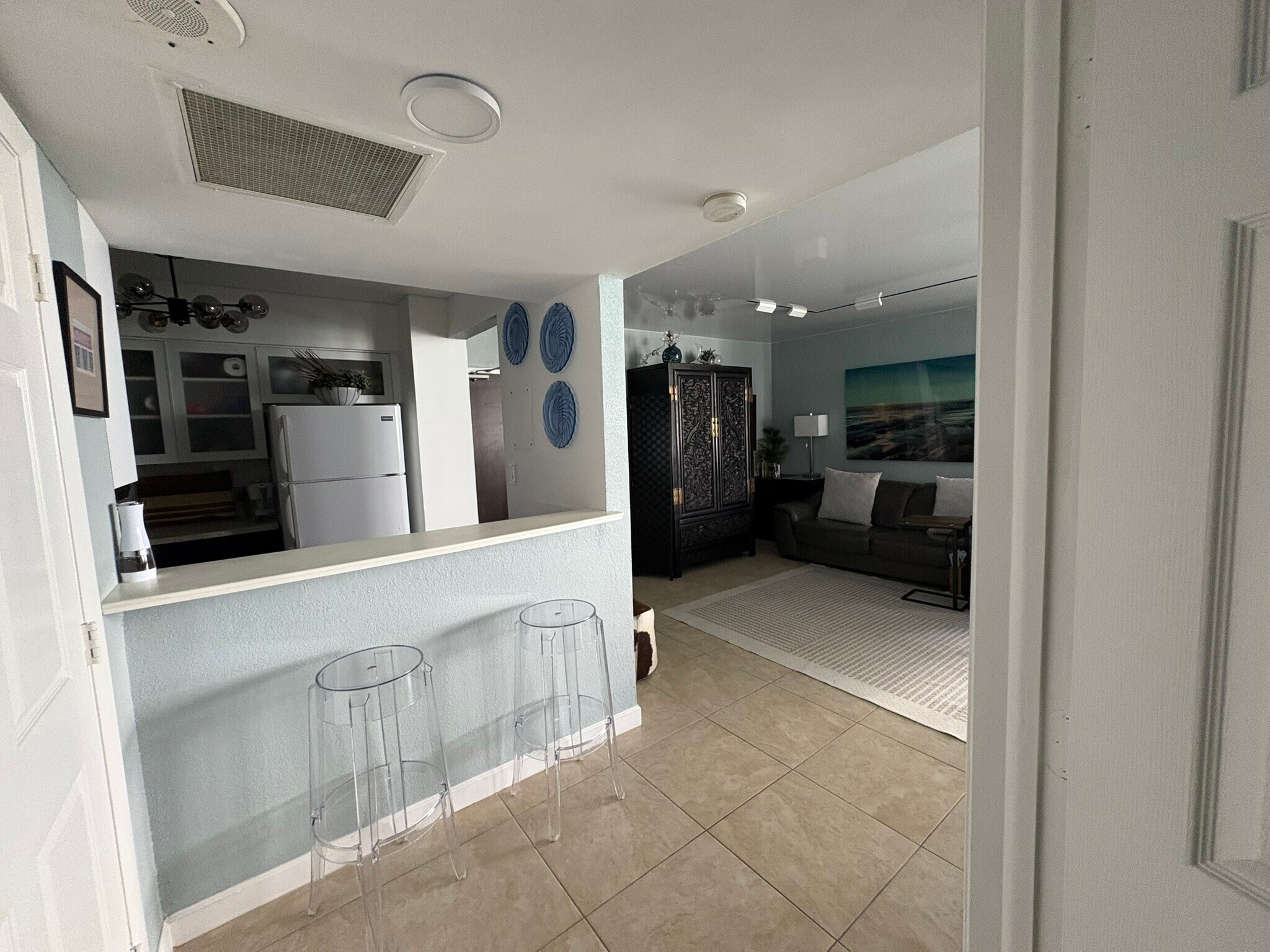 Kitchen with bar counter - 1500 Bay Rd