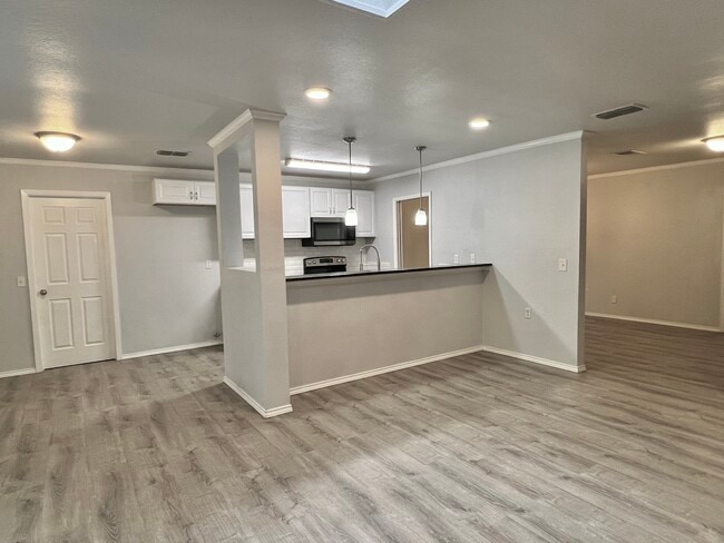Building Photo - 104 Rising Star