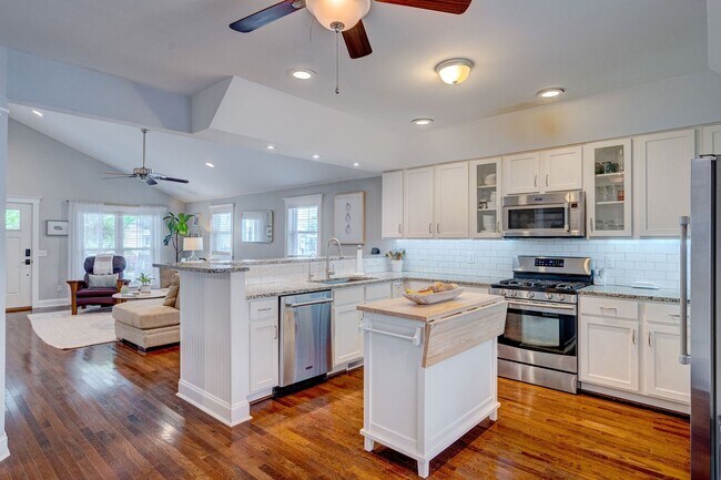 Building Photo - Midtown Rental in Forest Hills