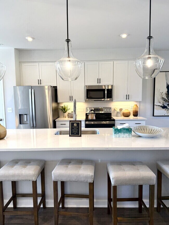 Building Photo - Modern 3-Bedroom Bethany Model Condo in Co...