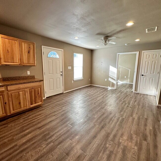 Building Photo - "Charming 2-Bed, 2-Bath Duplex in Lubbock ...