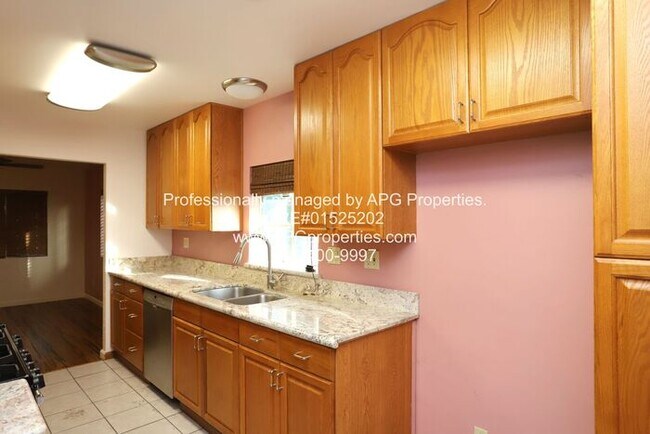 Building Photo - Newly renovated 3 bedroom / 2 bathroom hou...