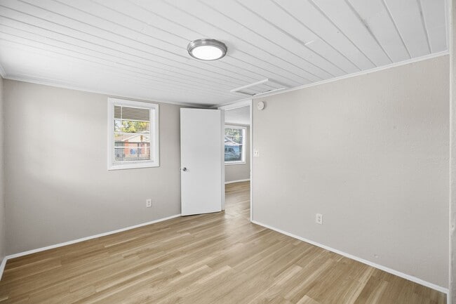 Building Photo - 619-629 Woodlawn St