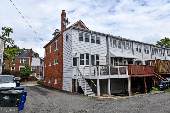 Building Photo - 2426 Observatory Pl NW