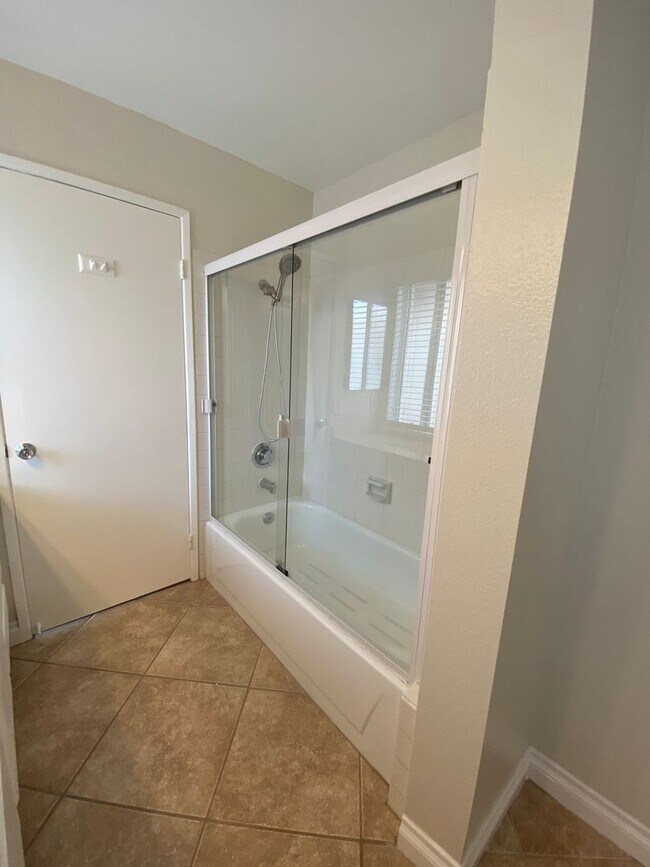 Building Photo - 1 bed, 1 bath Sycamore Villas Condo