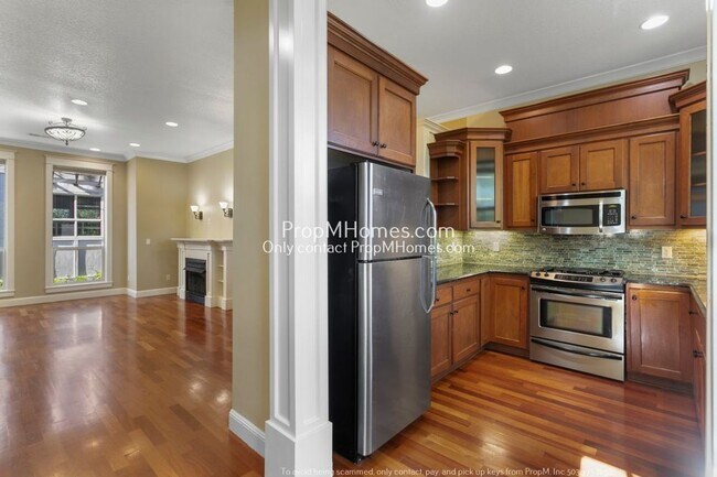 Building Photo - Luxury Two Bedroom Townhouse in NE!