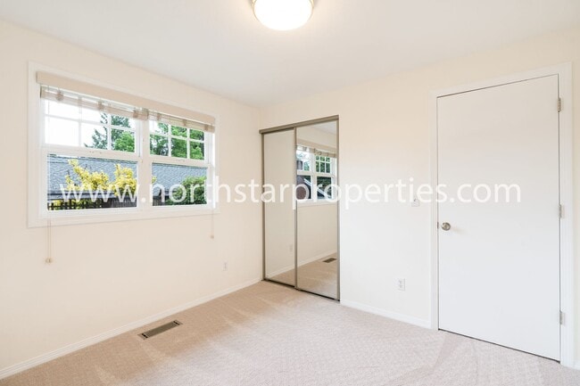 Building Photo - Impeccable Multnomah Village Bungalow