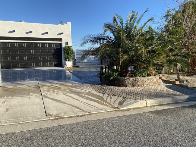 Building Photo - 9762 Palm Dr