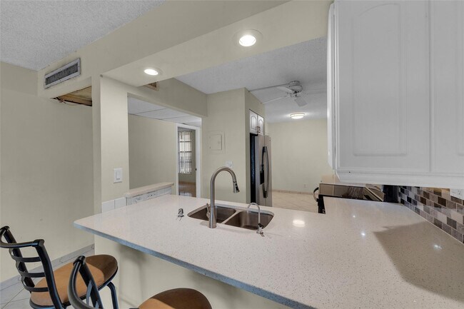 Building Photo - 7 Royal Palm Way