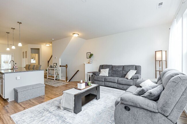 Building Photo - Gorgeous and Modern Home Available