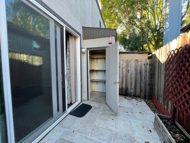 Building Photo - Wonderful 2 story 2 bedroom, 1.5 bath town...