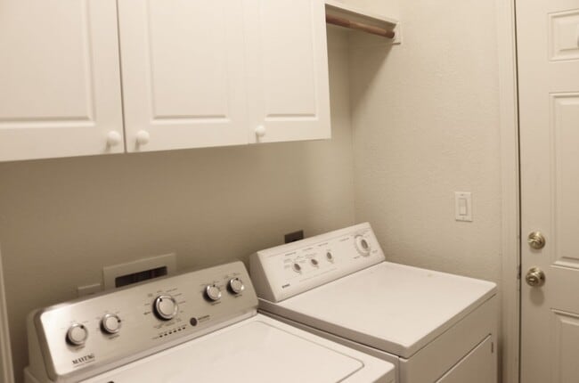 Building Photo - 3 Bedroom 2 Bathroom 1616 sq Ft in Wingfie...