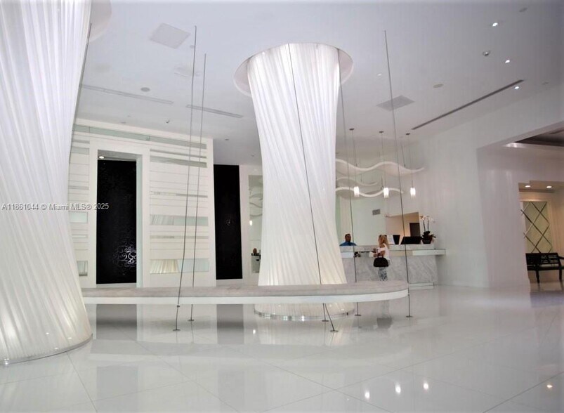 Building Photo - 350 S Miami Ave