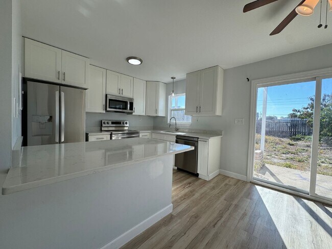 Building Photo - "Coastal Comfort Awaits: Charming 2-Bed Retreat on Beach Drive, Panama City Beach!"