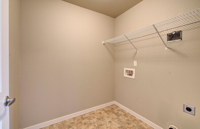 Building Photo - 3 BR, 2.5 BA Creekwood Townhome - $500 OFF 1st Mo. Rent!