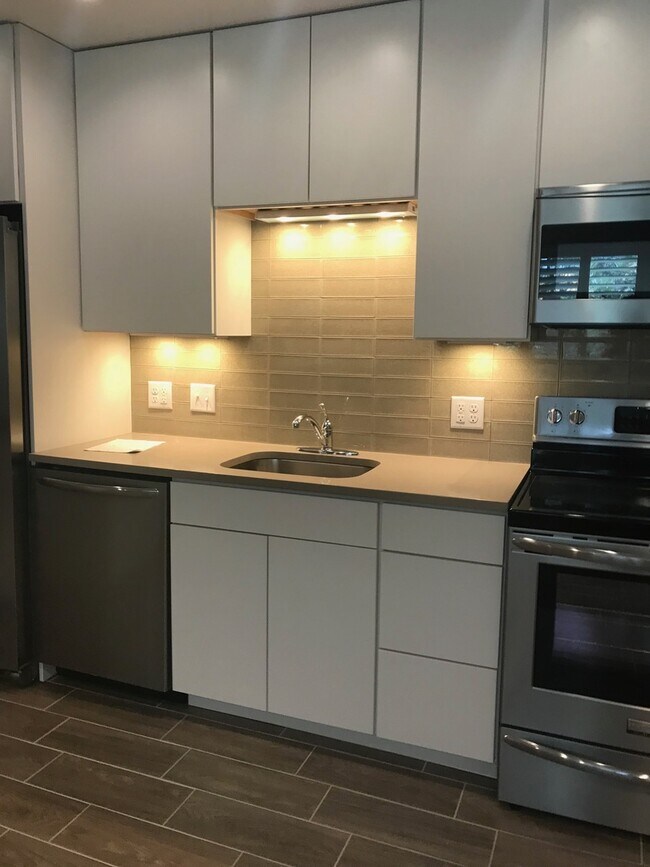 Building Photo - Top Floor Studio In The Wimbledon Condos! Ideal Location!