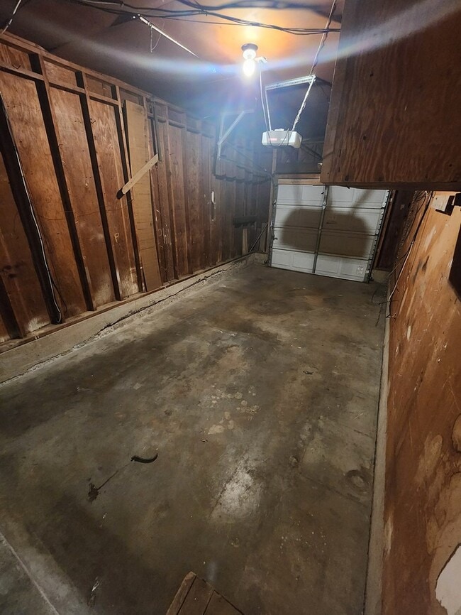 Building Photo - 3 bed 2 bath 1 car garage