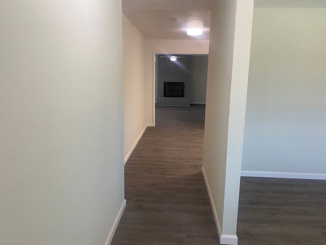 Building Photo - 3 bedroom 2 bathroom in Tulare!