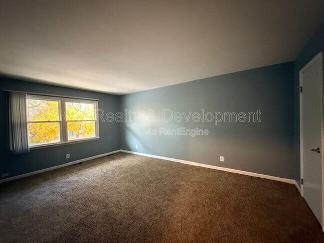 Building Photo - 16 Simpson St