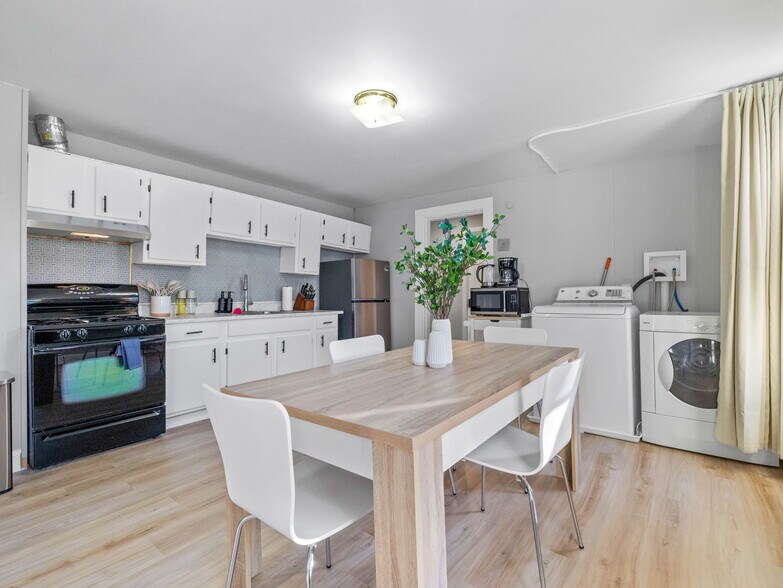 Building Photo - 168 School St