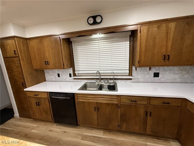 Building Photo - 230 E 21st St