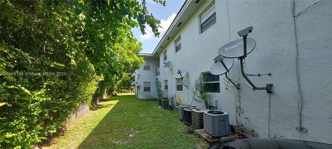 Building Photo - 4140 Woodside Dr