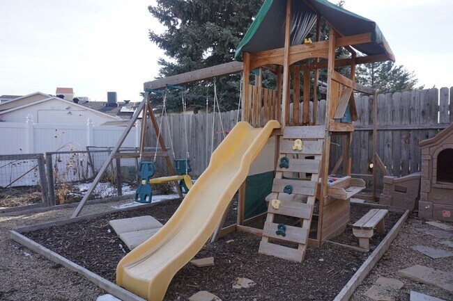 Building Photo - Quiet 4 Bedroom 2.5 Bath Taylorsville Home
