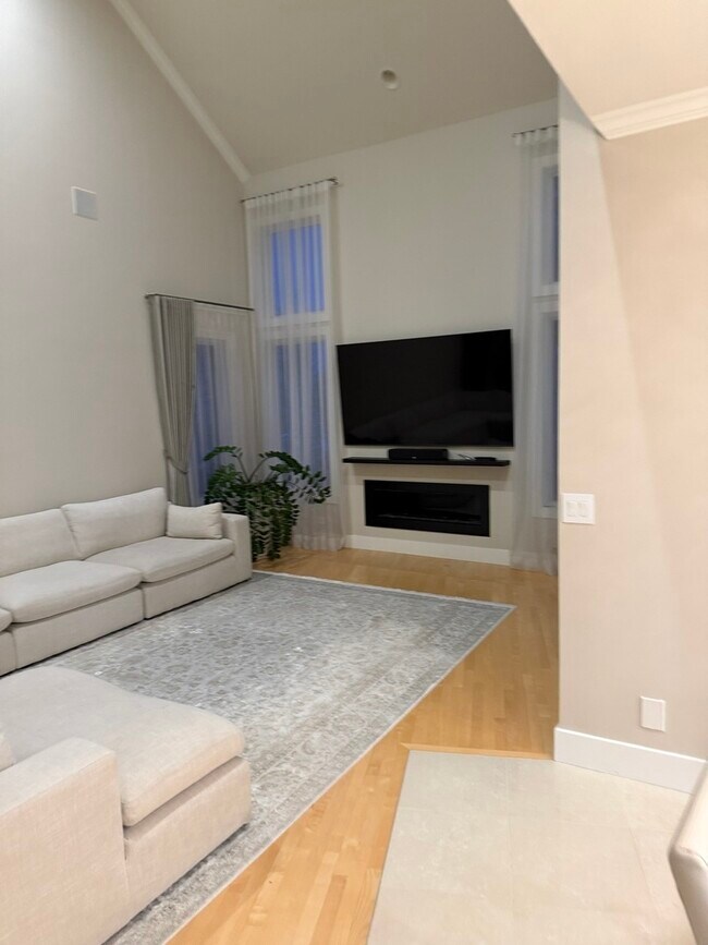 Building Photo - 525 Senon Dr