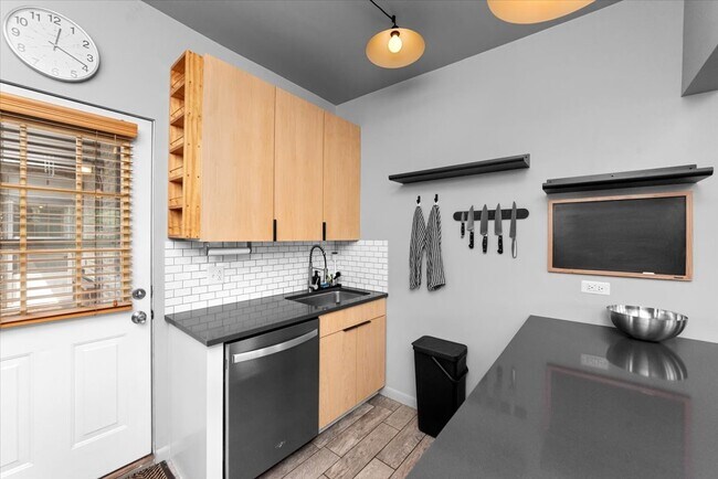 Building Photo - 4862 N Ashland Ave