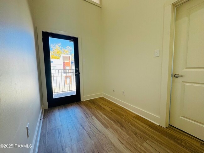 Building Photo - 113 Bayou St