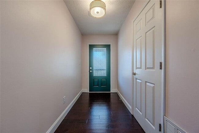 Building Photo - 2491 Redfield Dr