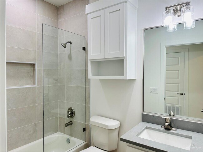 Building Photo - 10 Clarence Dr