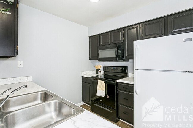 Building Photo - 1717 S Cypress