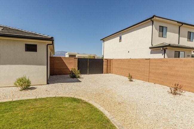 Building Photo - 3 bed plus office / 2.5 bath / 3 car Singl...