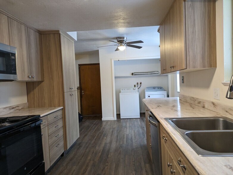 Building Photo - 11065 Pinyon Dr