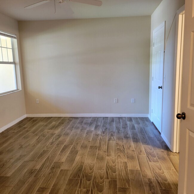 Building Photo - Annual, Unfurnished, ground floor remodeled condo in gated community downtown Sarasota.