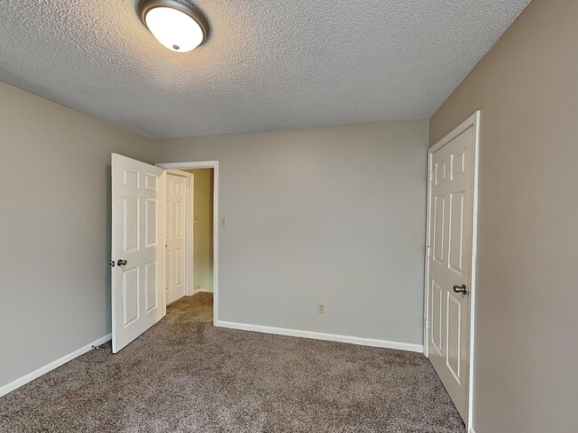 Building Photo - 5863 Pipers Green Ln
