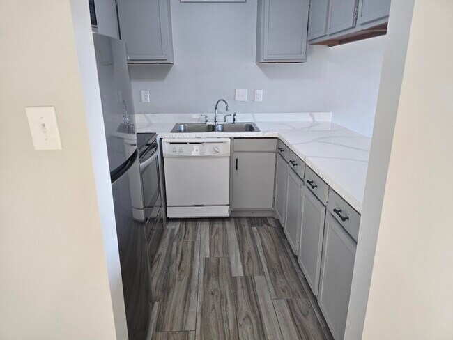 Building Photo - 308 Miracle Strip Pkwy SW