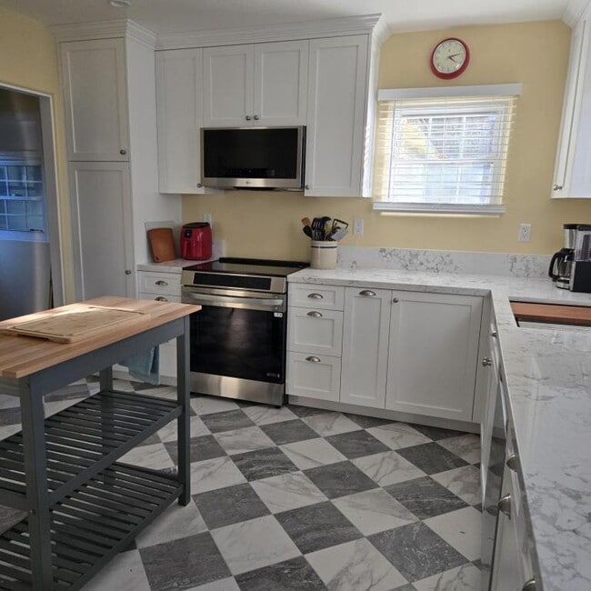 Building Photo - 901 A Ave