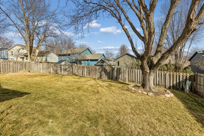 Building Photo - Spacious Northwest Omaha 3-Bedroom!!