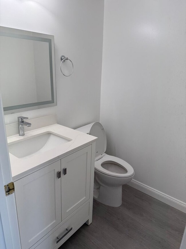 Building Photo - $3,150 / 2 BR - Updated Townhome in Prime Union City!