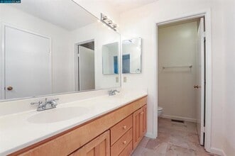 Building Photo - 3 bedroom 2.5 bathroom townhome w/ 1 car garage in desirable Pleasant Hill neighborhood.