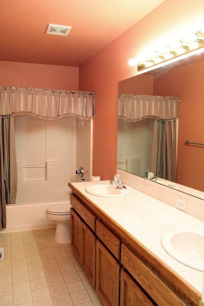 Building Photo - 15040 SE Lostine Dr