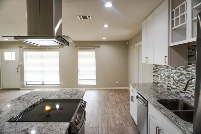 Building Photo - Charming Fully Updated 1930's Cottage in J...