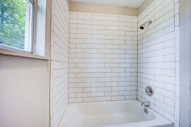 Building Photo - FREE MONTH RENT! Freshly Updated 3 Bedroom House