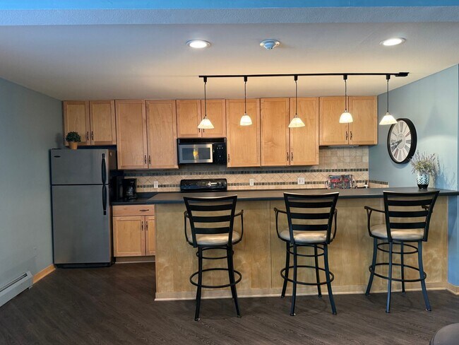 Building Photo - Lovely Lowry Hill 1 Bedroom Condo