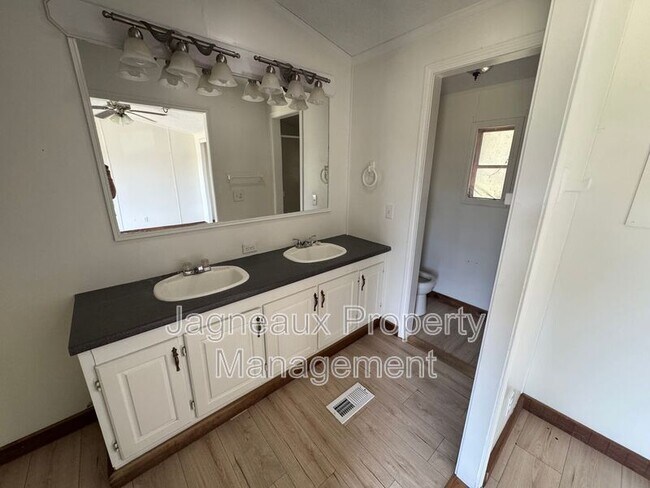 Building Photo - 7113 LA-27