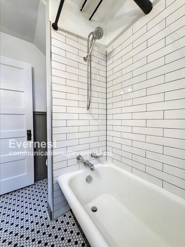 Building Photo - 3132 E 17th Ave