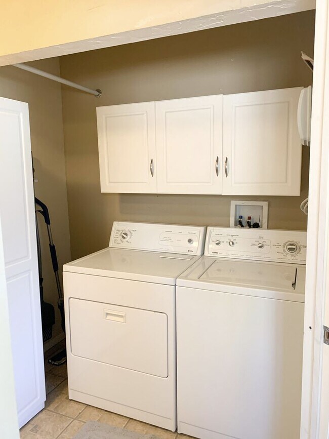 Building Photo - Evolve Real Estate: Available 6/6/2026! Quaint 3 Bedroom Ranch with Huge Yard in University Hills...